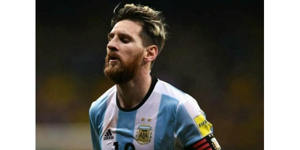 Messi gibt andere Team World Cup Trikots